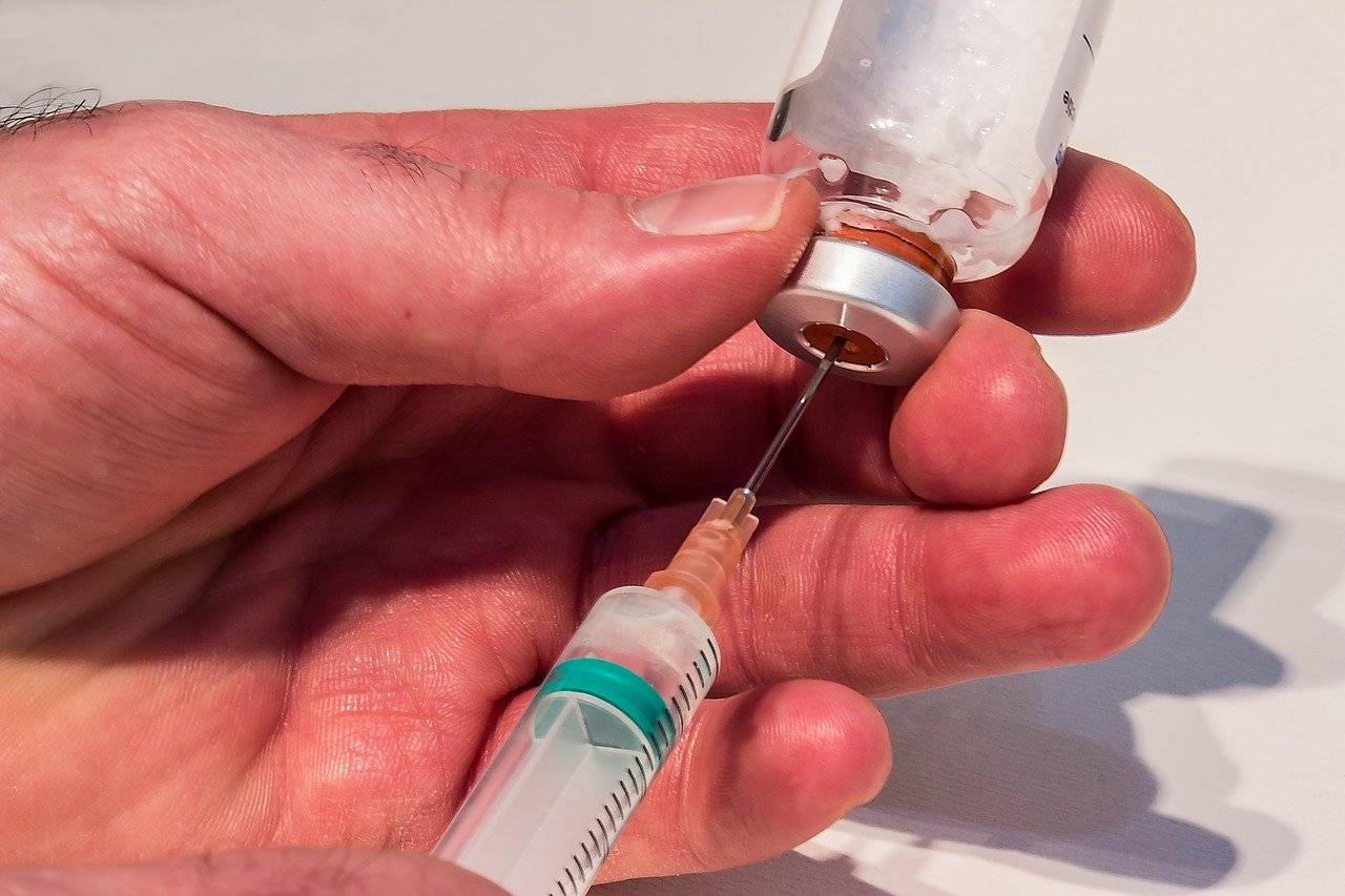 Hombre se vacunó contra el Covid-19 con tres fármacos diferentes
