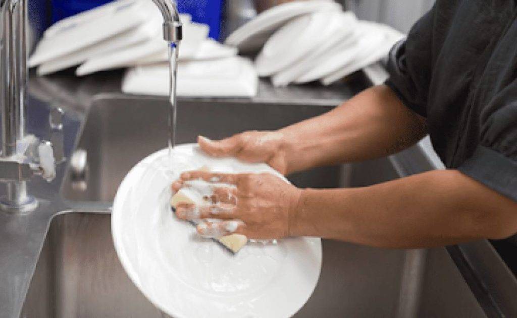 Empresa en EU ofrece vacante de lavaloza por 30 mil pesos al mes