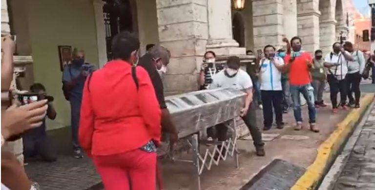 Madre de joven veracruzano llevó féretro al Palacio de Gobierno, exige justicia