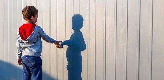 Niño de 7 años vende amigos imaginarios en primaria de Monterrey
