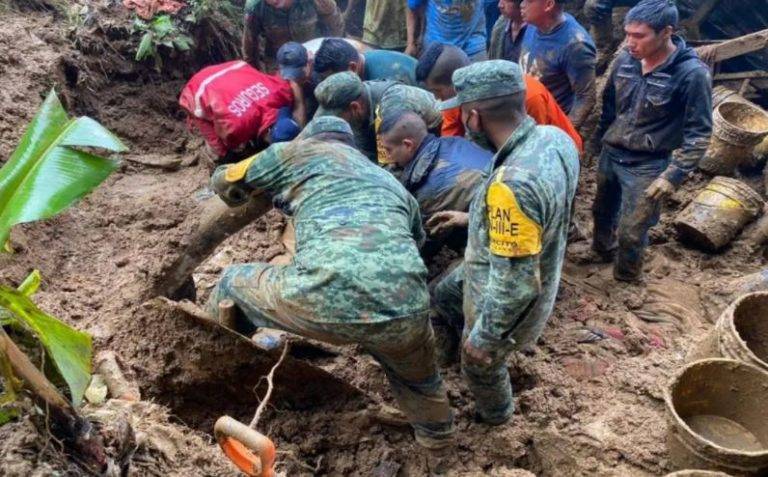 Rescatan a pequeñito que quedó sepultado por el huracán Grace