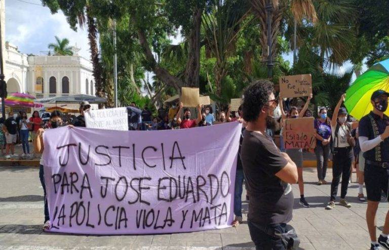 No me regreso sin ver a AMLO, insiste madre de José Eduardo