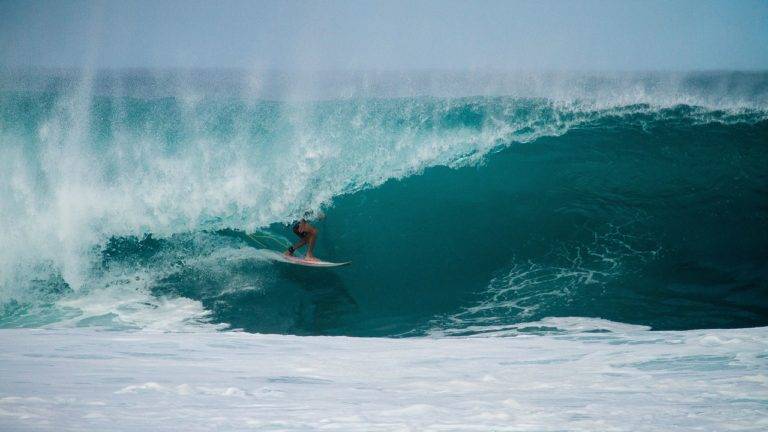 Surfista argentino fallece al caer de una ola en playa de Colima
