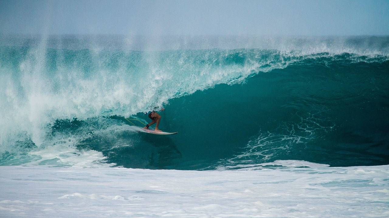 Surfista argentino fallece al caer de una ola en playa de Colima