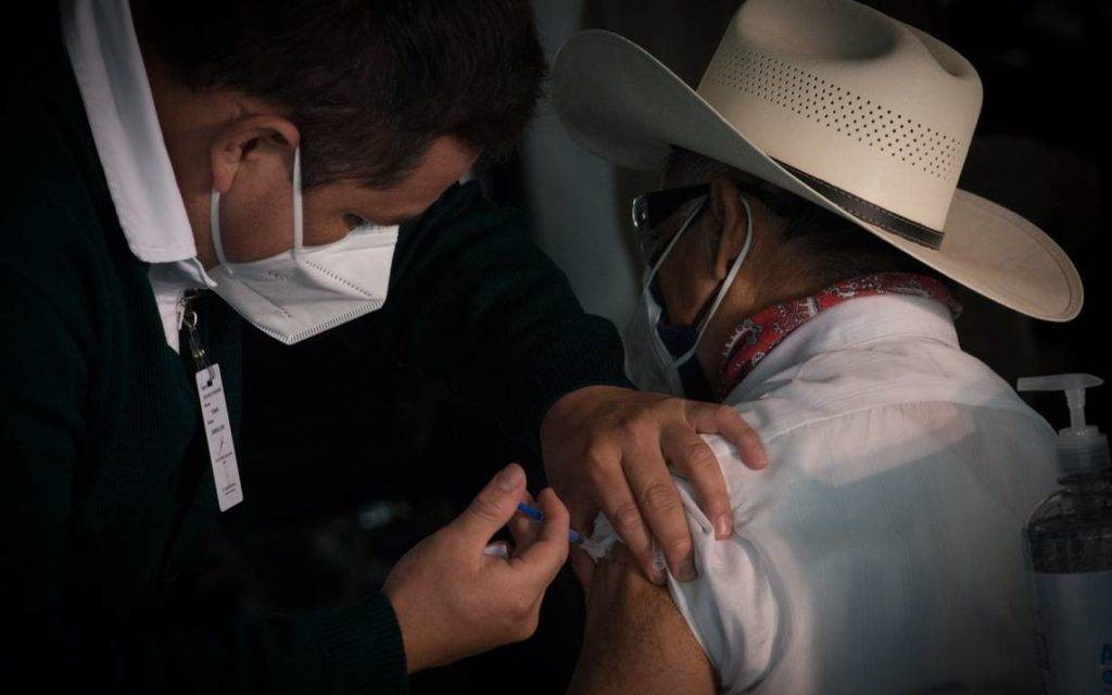 Pagan hasta mil pesos para apartar lugar en la fila de vacunación de Morelia