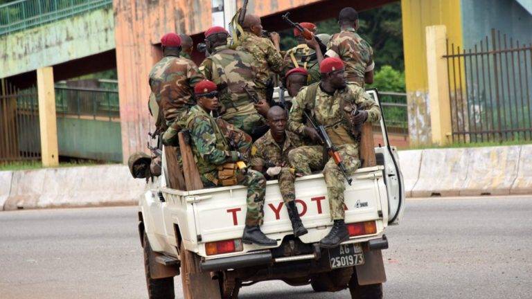 Militares anuncian toque de queda en todo Guinea tras captura del presidente