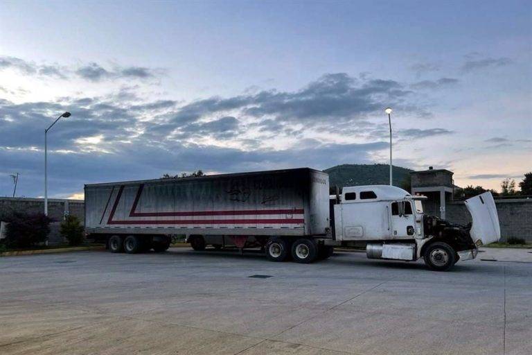 Aseguran tráiler con 70 migrantes en el EdoMéx