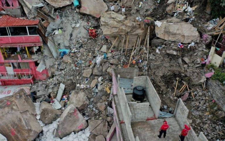 Inicia demolición de 11 viviendas cercanas a la zona del derrumbe del Cerro del Chiquihuite