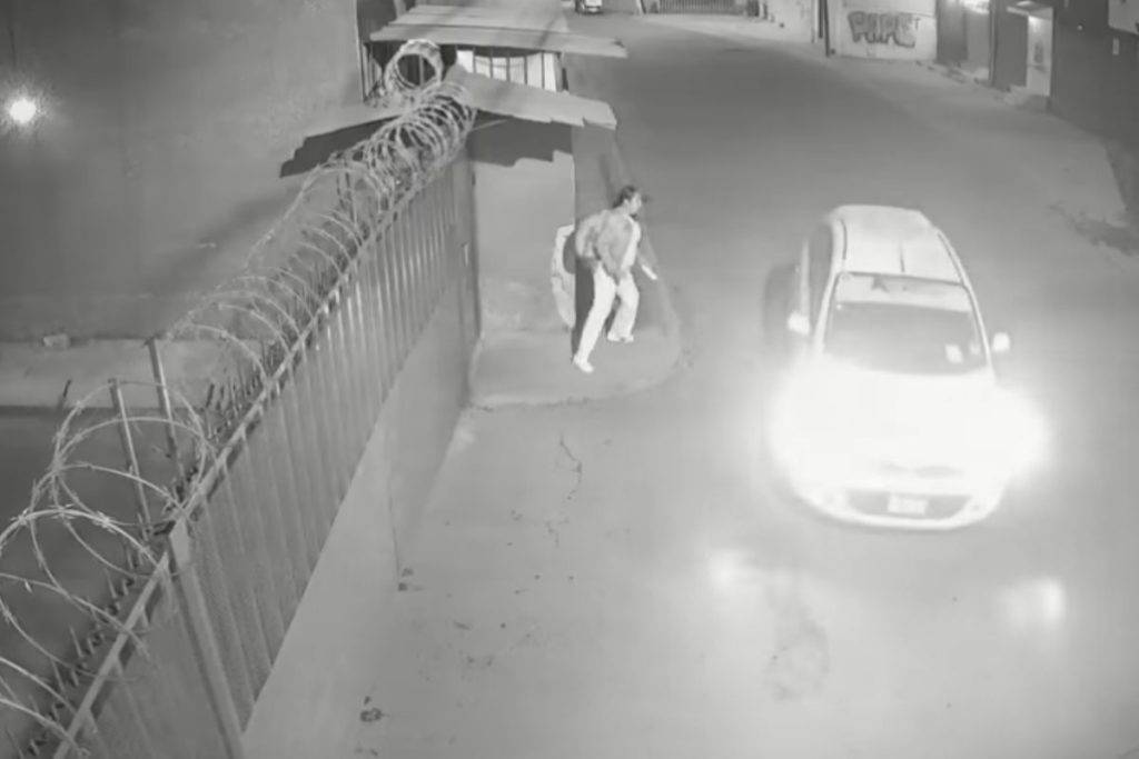 Enfermera logra escapar de taxista que intentaba secuestrarla en Edomex