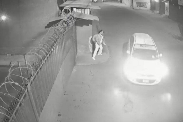 Enfermera logra escapar de taxista que intentaba secuestrarla en Edomex
