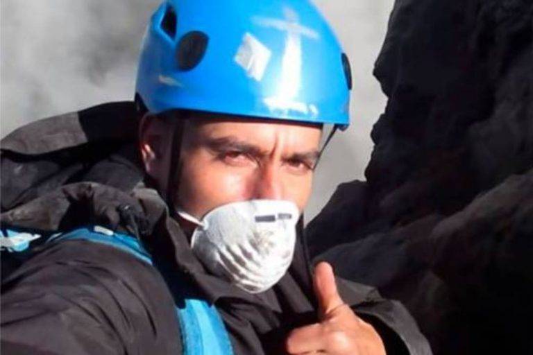 Hombre sube al cráter del Popocatépetl para gritar su amor a Dios