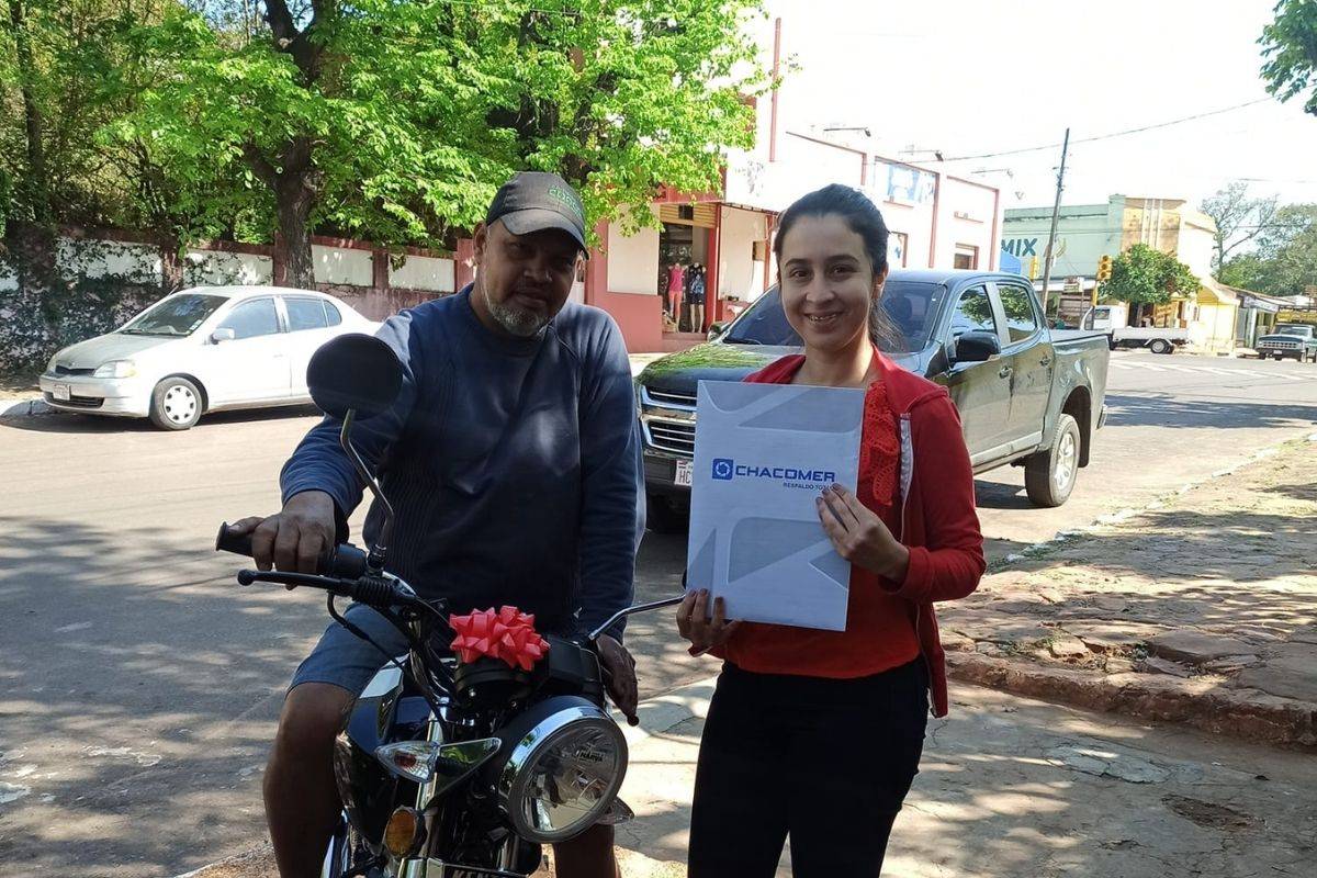 Joven regala moto a su padrastro por ayudarla a estudiar dos carreras
