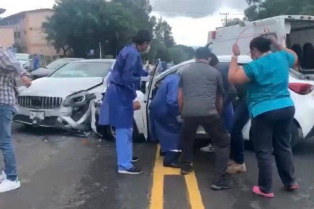 Joven se desmaya tras recibir vacuna anticovid y provoca un accidente