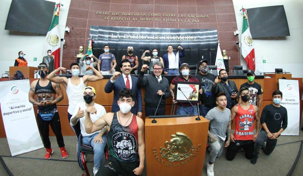 Paul Villafuerte recibe reconocimiento del Senado por mérito deportivo