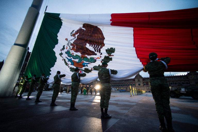 AMLO izó bandera en conmemoración de los sismos de 1985 y 2017