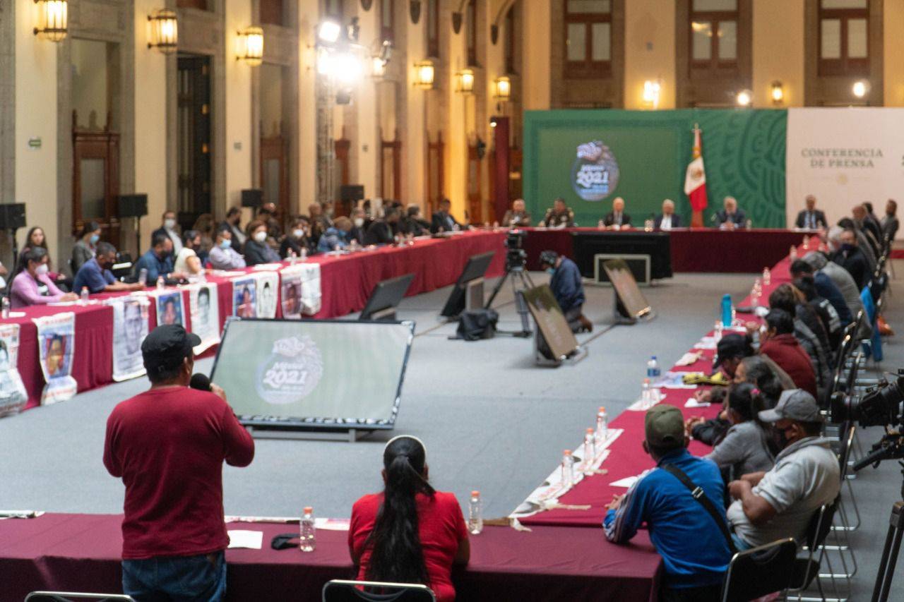 AMLO se comprometió con padres de normalistas de Ayotzinapa a acelerar las investigaciones