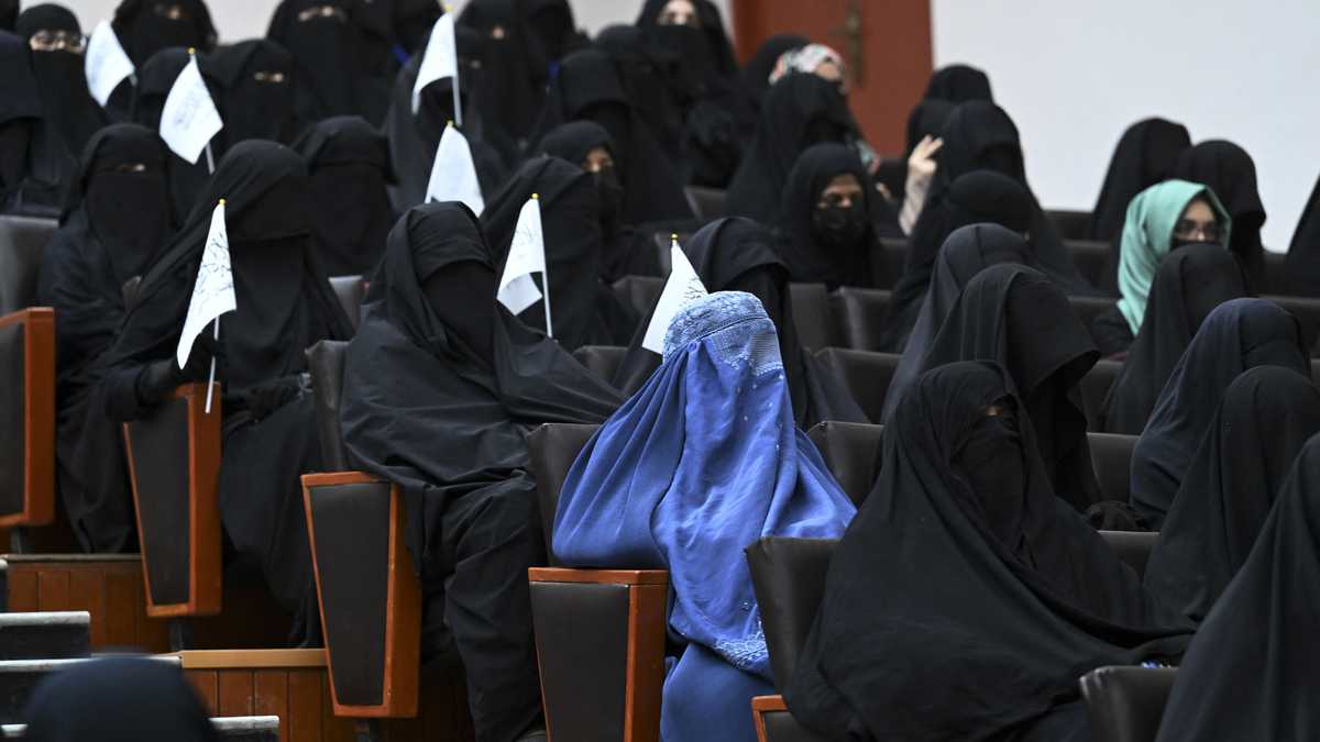 Talibanes autorizan que mujeres estudien, pero estarán separadas de los hombres