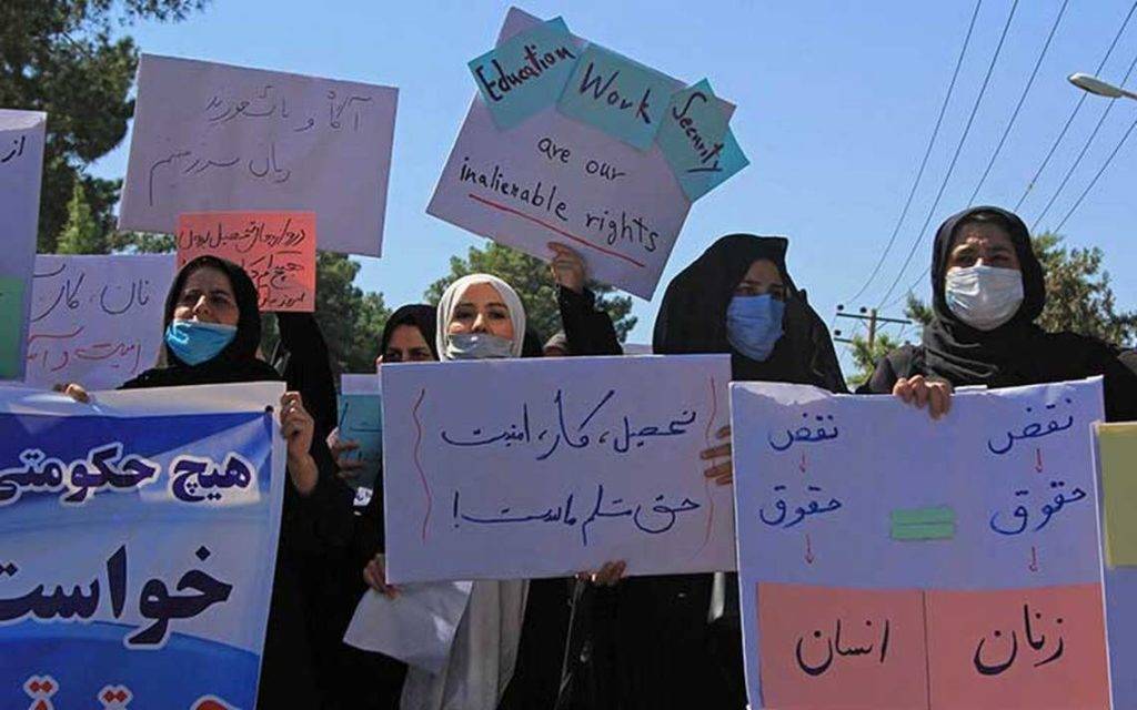 Mujeres afganas protestan en Kabul, exigen respeto a sus derechos