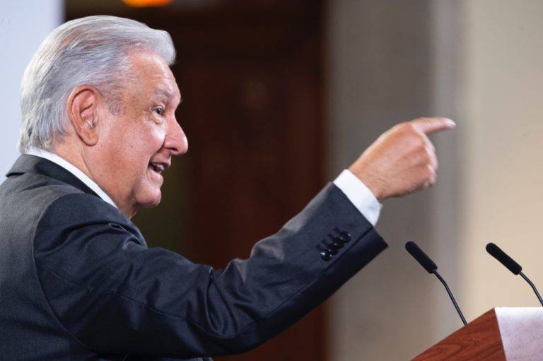 Hay muchos como Santiago Abascal, pero de clóset: AMLO