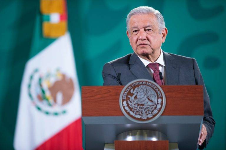 Se deben respetar los derechos laborales de periodistas: AMLO