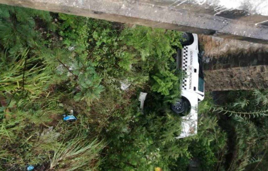 Camioneta de la GN cae en barranco de Oaxaca; fallece un elemento