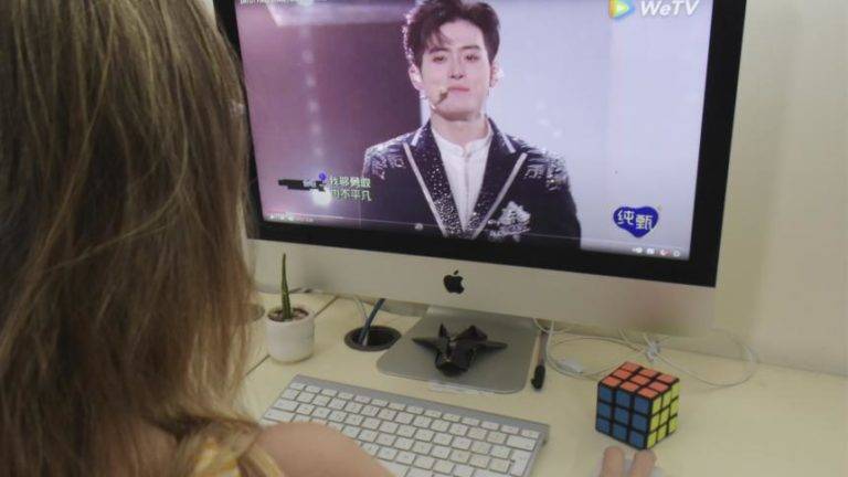China prohíbe que hombres “afeminados” salgan en la televisión