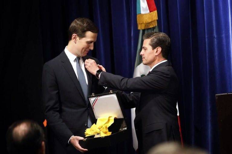 El día que EPN entregó la presea Águila Azteca a un Trump