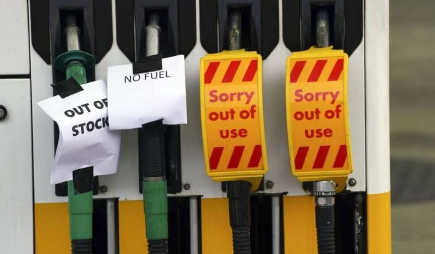 Crisis en Reino Unido por escasez de gasolina; faltan camioneros