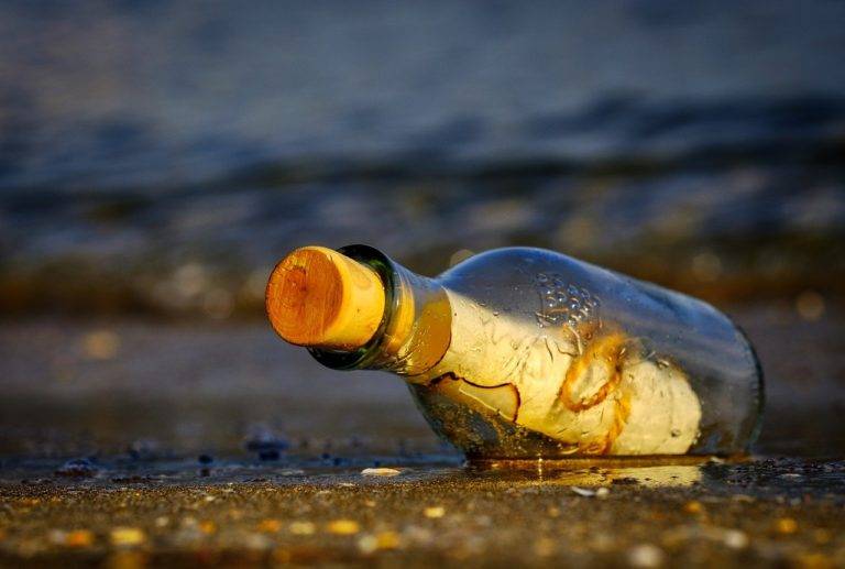 Niña encuentra en Hawaii botella con mensaje desde Japón de hace 37 años