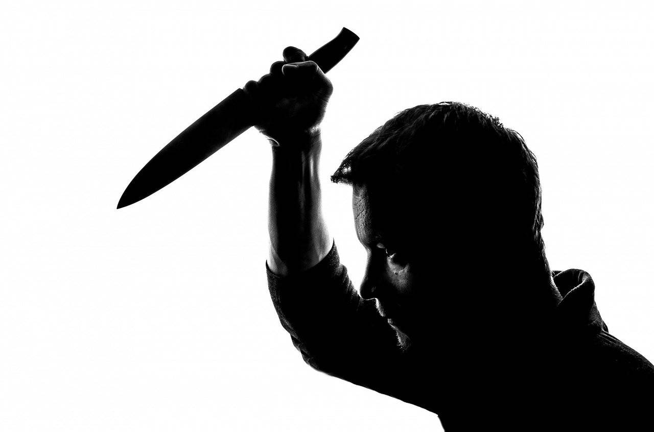 Mujer escapa luego de que su esposo le clavara un cuchillo en la espalda