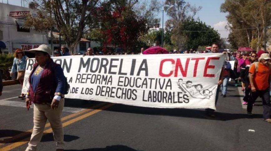Maestros de Michoacán exigen a Aureoles el pago de un mes de salario