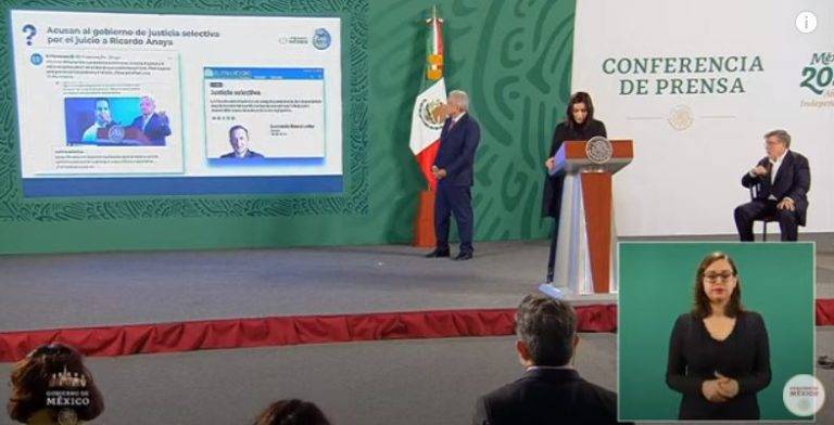 Exhiben "nado sincronizado" de Loret de Mola y Kourchenko en nota sobre Anaya
