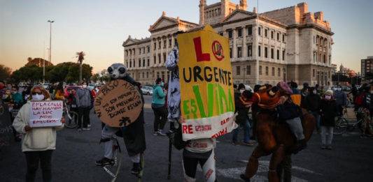 Uruguayos protestan contra “paquetazo neoliberal” del presidente Lacalle