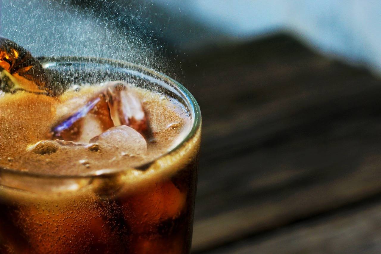 Hombre bebe más de 1 litro de Coca-Cola y muere horas después