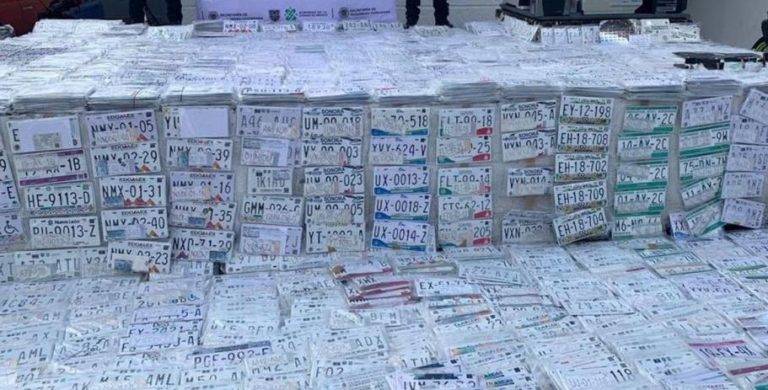 Vendían placas de autos falsas por Facebook y las entregaban con taxis de app