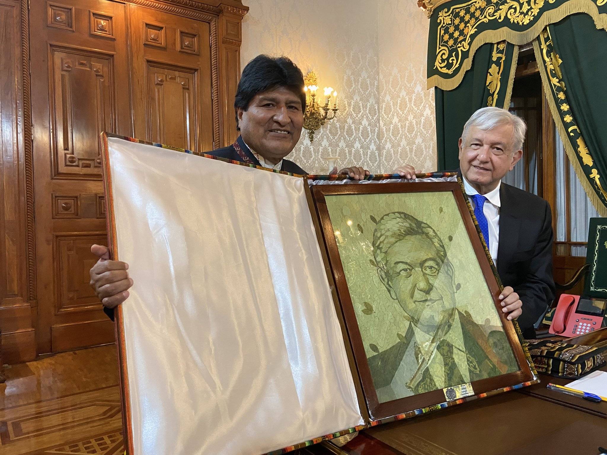 Evo Morales regaló a AMLO retrato hecho de hojas de coca