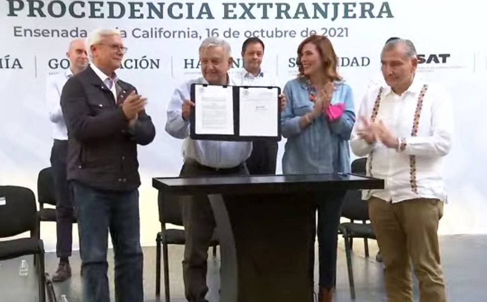 Ya firmó AMLO el decreto para regularizar autos chocolate