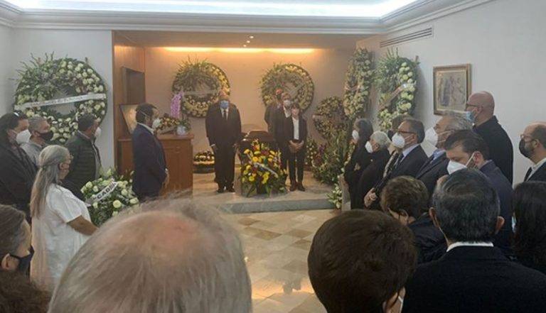 AMLO asiste a funeral de Celeste Batel, ‘montó guardia’ con Cuauhtémoc y sus hijos