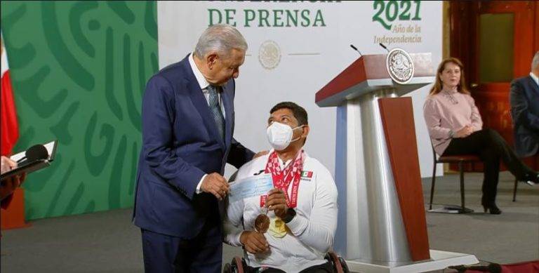 AMLO entrega apoyos a deportistas de Juegos Olímpicos