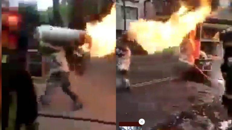 Un bombero arriesgo su vida para evitar que un tanque de gas envuelto en llamas explotara en la Ciudad de México.