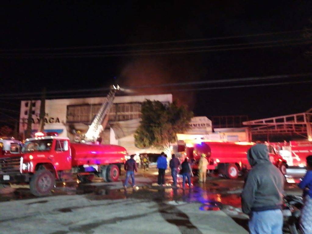 Choque automovilístico provoca fuerte incendio en Oaxaca