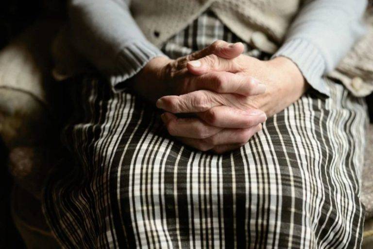 Mujer de 66 años asesina con un cuchillo a su esposo por violentarla