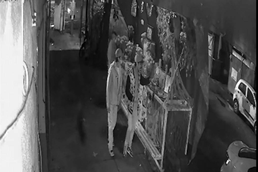 Video: Hombres roban objetos de ofrenda en CDMX