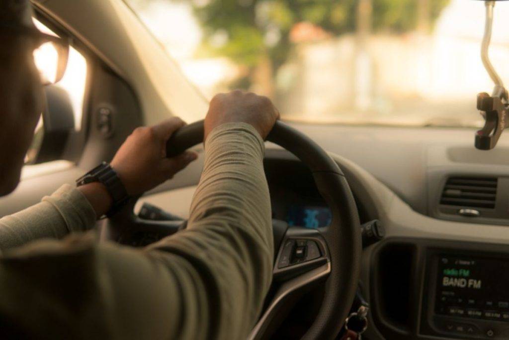 Conductores de Didi localizan por GPS auto robado y golpean a presuntos ladrones