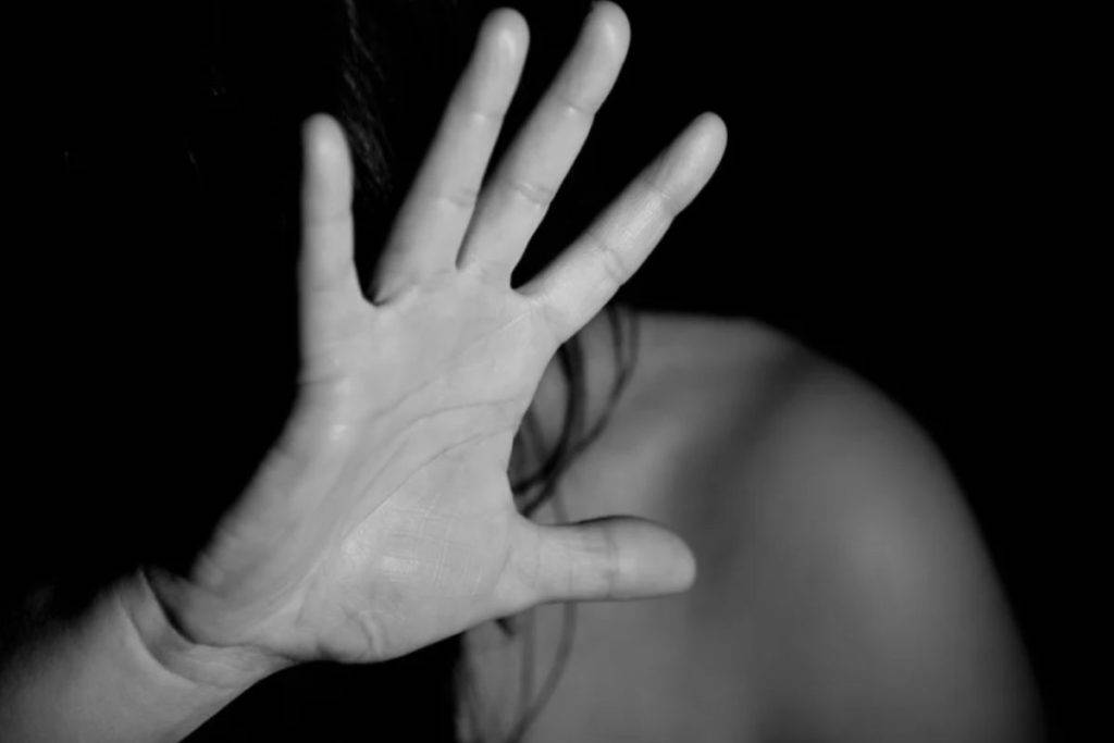 Hombre intentó matar a su esposa prendiéndole fuego; él murió