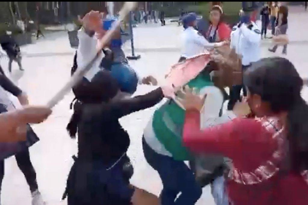 Ambulantes golpean con palos a funcionaria de la CDMX