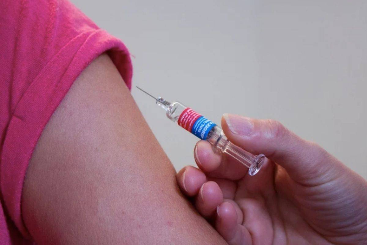 Juez ordena al gobierno vacunar contra Covid-19 a menores de edad