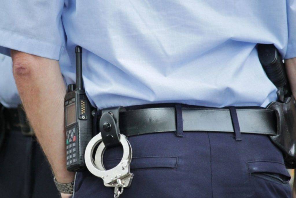 Policía asesina al ‘amante’ de su esposa tras descubrirlos en su casa