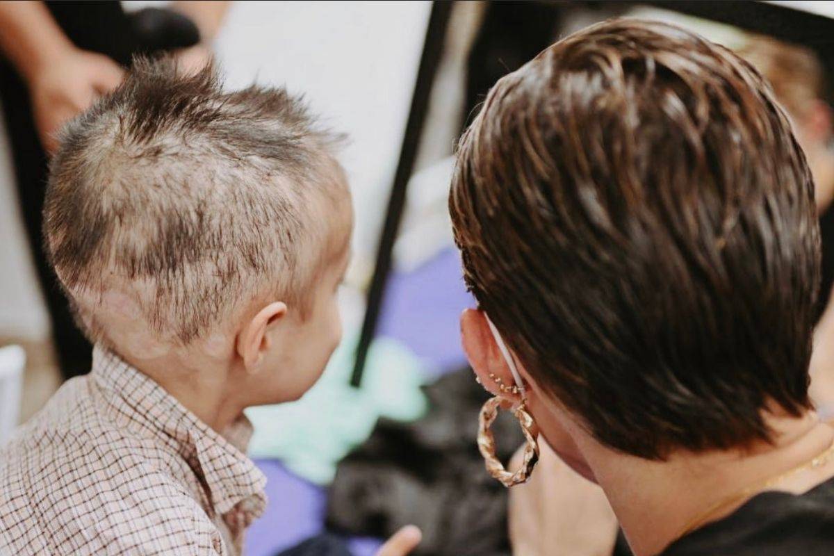 Mariana Rodríguez se corta el cabello para apoyar a niño con cáncer