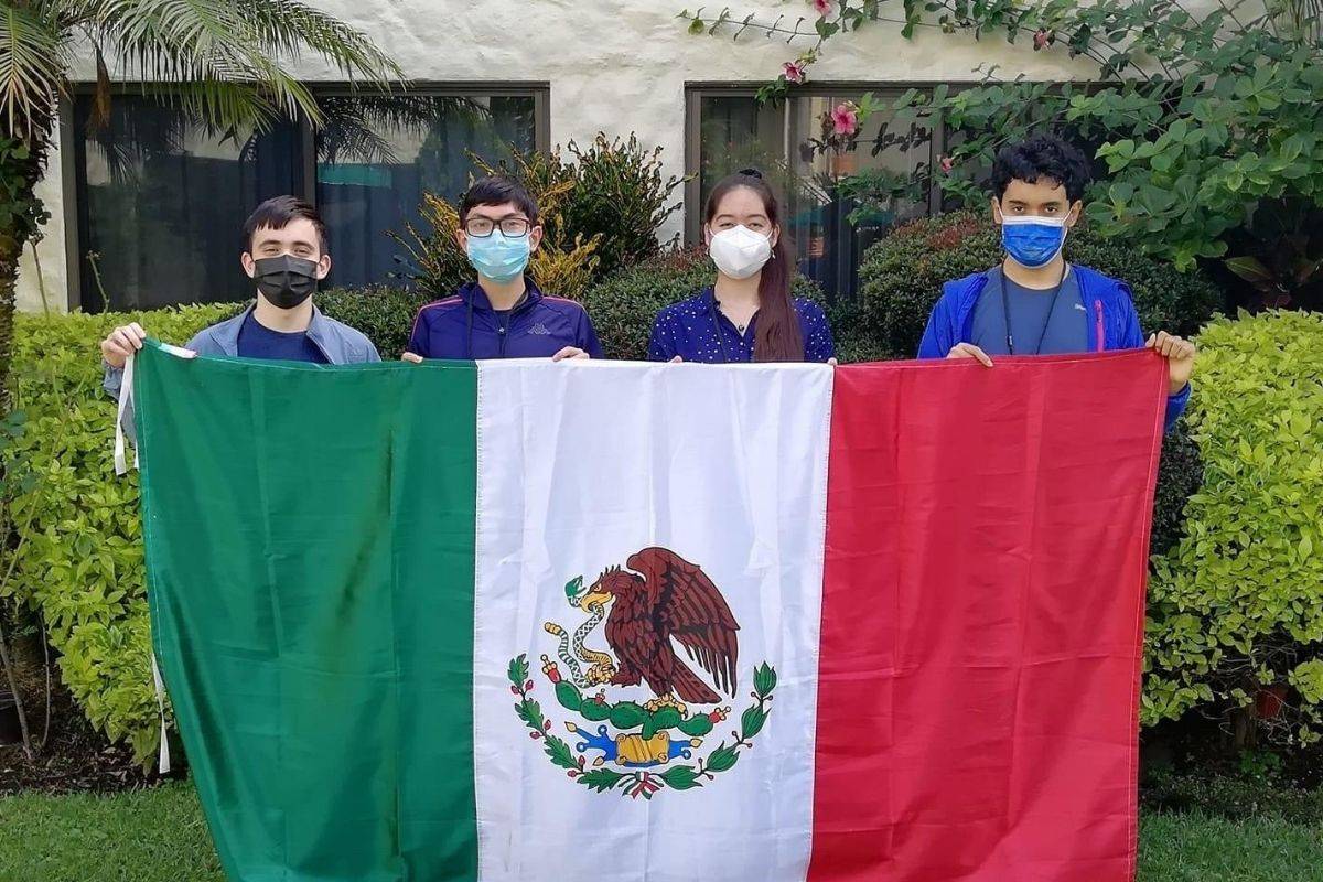 Estudiantes mexicanos ganan oro en olimpiada de matemáticas